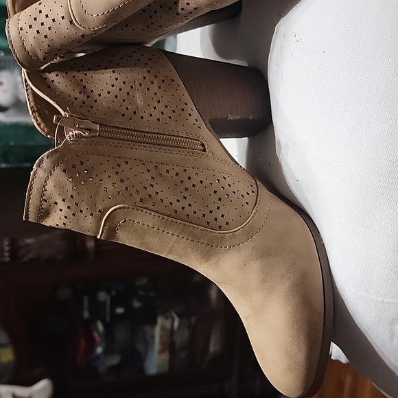 MANDEN Girl Booties size 9 color tan - Picture 6 of 11